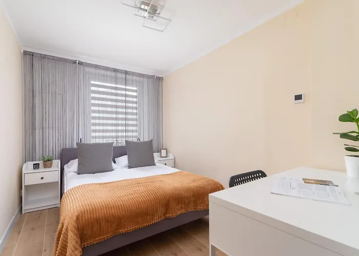 アパート Cosy And Comfortable In By Renters クラクフ